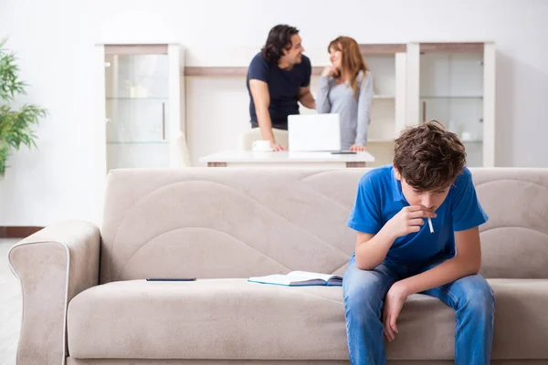 Concept van minderjarig roken met jonge jongen en gezin — Stockfoto