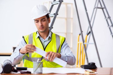 İçeride çalışan genç erkek mimar.