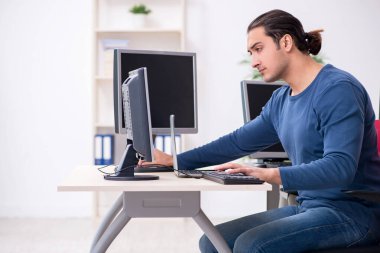 Ofiste çalışan genç bir erkek.