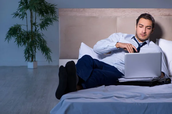 Hombre de negocios cansado trabajando horas extras en casa por la noche — Foto de Stock