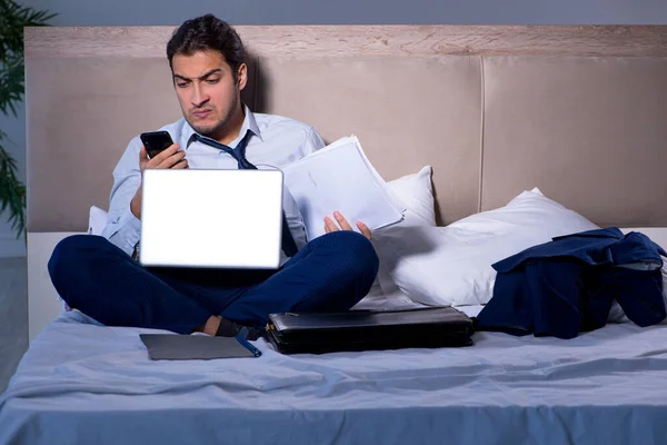 夜に家で残業してる疲れたビジネスマン — ストック写真