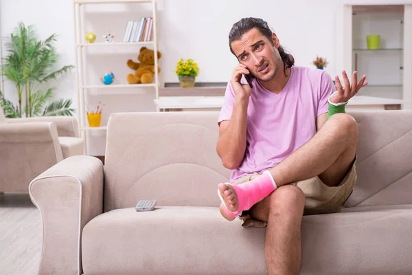 Jovem ferido em casa — Fotografia de Stock