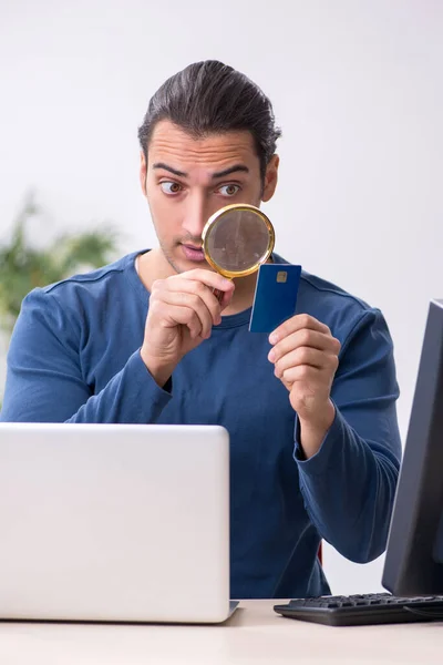 Young male it specialist working in the office — Stock Photo, Image