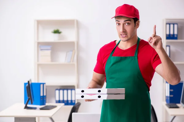Young male courier delivering pizza to the office — Stock Photo, Image
