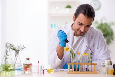 Parfüm sentezi konseptinde genç bir kimyager.