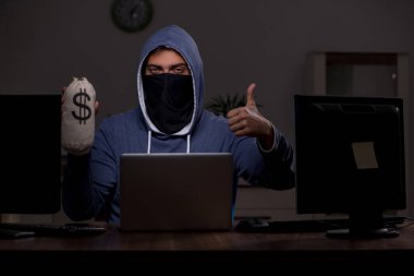 Erkek bilgisayar korsanı, güvenlik duvarını geç saatlerde hackliyor.