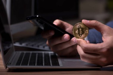 Erkek bilgisayar korsanı, güvenlik duvarını geç saatlerde hackliyor.