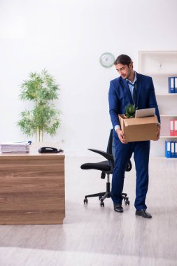 Genç adam işinden kovuluyor.