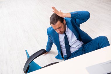 İş kazası konseptinde çalışan genç bir erkek.