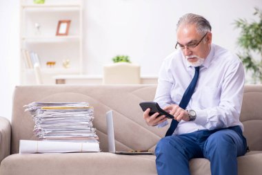 Evden çalışan yaşlı bir işadamı