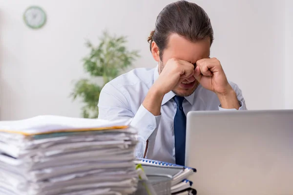 Junger männlicher Geschäftsmann unzufrieden mit exzessiver Arbeit — Stockfoto