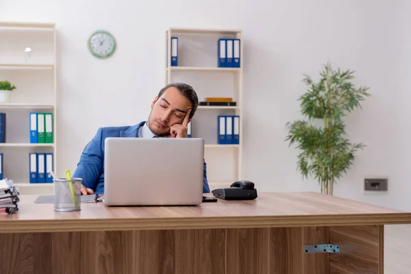 Jovem homem de negócios empregado trabalhando no escritório — Fotografia de Stock