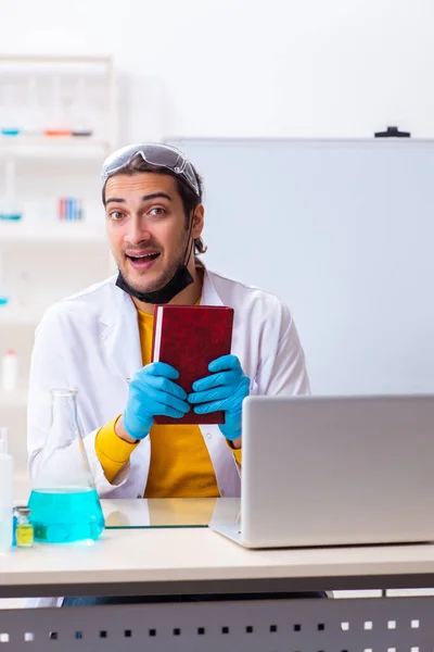 Giovane studente di chimica maschile preparazione per l'esame — Foto Stock