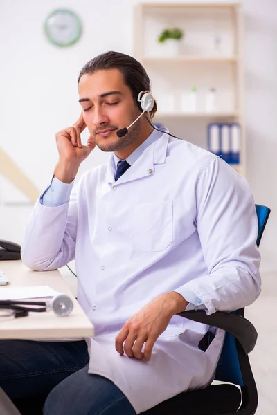 Joven médico escuchando al paciente durante la sesión de telemedicina — Foto de Stock