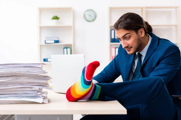 Jeune homme d'affaires travaillant dans le bureau — Photo