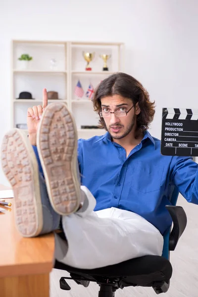 Diretor de cinema trabalhando no estúdio — Fotografia de Stock