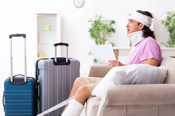 Jovem ferido se preparando para a viagem — Fotografia de Stock