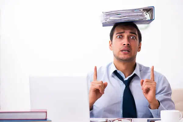 Jonge mannelijke werknemer die vanuit huis werkt — Stockfoto