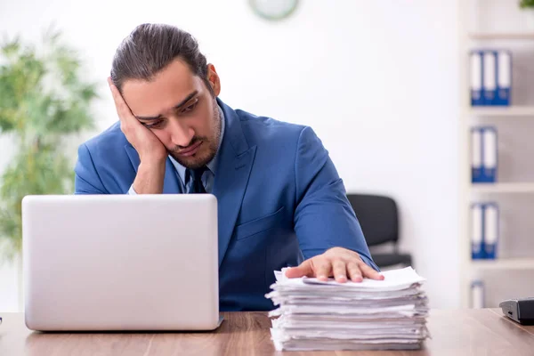 Junger männlicher Geschäftsmann arbeitet im Büro — Stockfoto