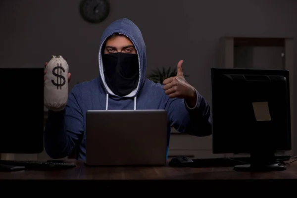 Mannelijke hacker hacken beveiliging firewall laat in het kantoor — Stockfoto