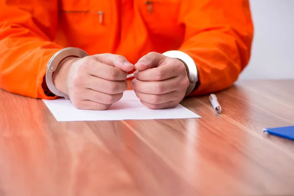 Jovem escrevendo carta na prisão provisória — Fotografia de Stock