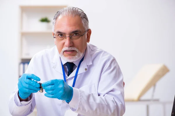 Old male expert criminologist working in the lab for evidence — Stock Photo, Image