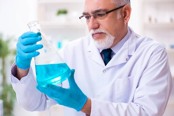 Homem velho químico que trabalha no laboratório — Fotografia de Stock