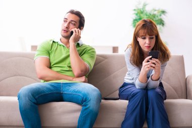 Gadget bağımlılığı konseptinde genç bir çift