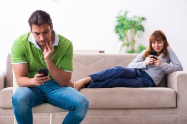 Gadget bağımlılığı konseptinde genç bir çift