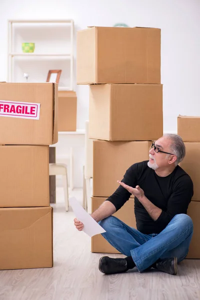 Old male professional mover doing home relocation — Stock Photo, Image