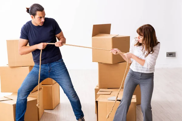 Young pair and many boxes in divorce settlement concept — Stock Photo, Image