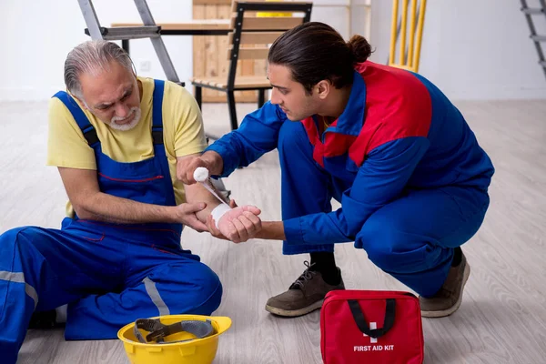 Two contractors in first aid concept — Stock Photo, Image