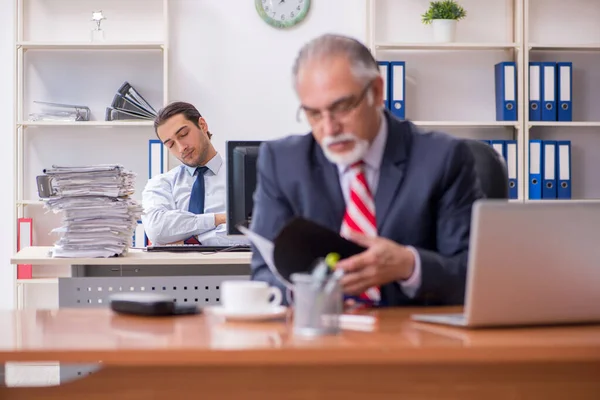 Alt boss und jung männlich mitarbeiter im die büro — Stockfoto