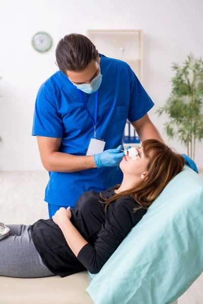 Ung vacker kvinna besöker läkare i plast kirurgi koncept — Stockfoto