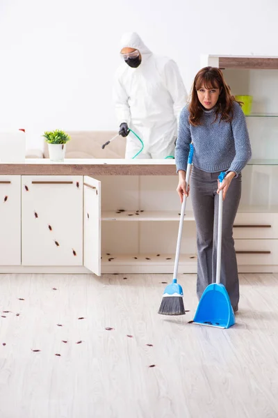 Junge Bauunternehmerin und Kundin bei der Schädlingsbekämpfung — Stockfoto