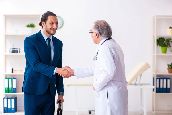 Homme médecin et homme d'affaires discutant du projet médical — Photo