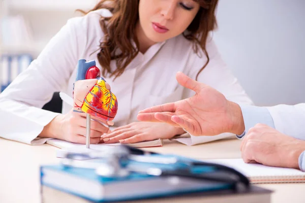 Jeune médecin cardiologue et étudiante dans la classe — Photo