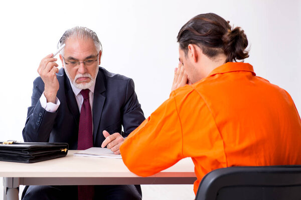 Встреча молодых заключенных с адвокатом в предварительном заключении