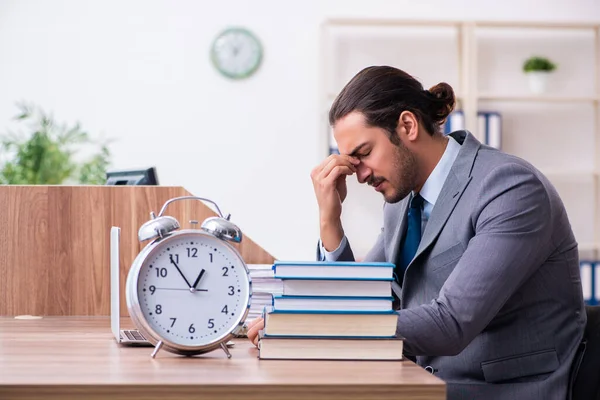 Jeune homme d'affaires lisant des livres sur le lieu de travail — Photo