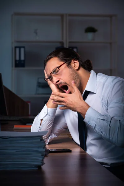 Young male employee working in the office night time — Stock Photo, Image