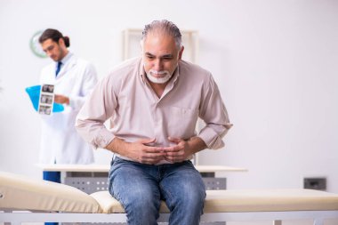 Yaşlı hasta genç erkek doktoru ziyaret ediyor.