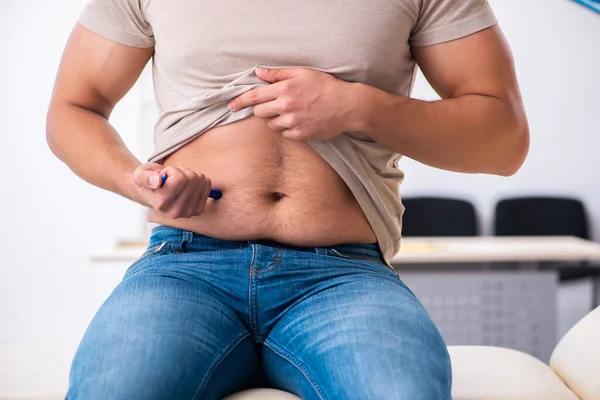 Paciente diabético masculino que visita a una joven doctora — Foto de Stock