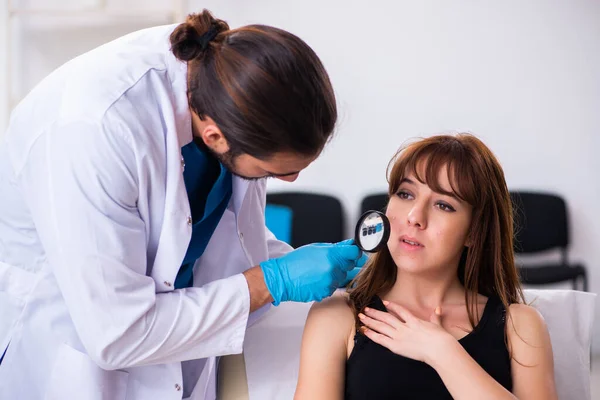 Junge Frau besucht männlichen Dermatologen — Stockfoto