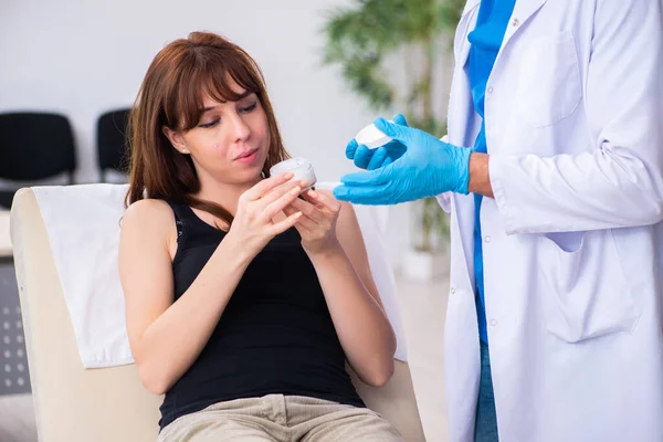 Jonge vrouw bezoekt mannelijke arts dermatoloog — Stockfoto