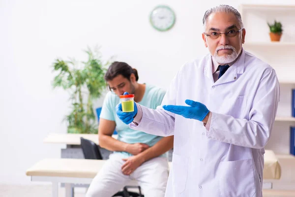 Jeune patient de sexe masculin visite médecin expérimenté — Photo