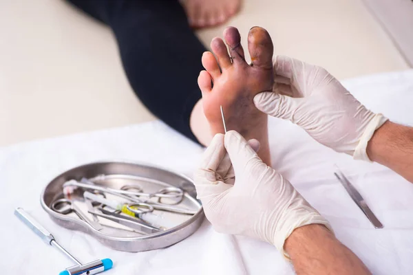 Dedo ferido mulher visitando médico traumatologista masculino — Fotografia de Stock