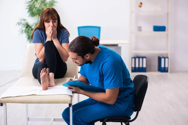 Finger skadad kvinna besöker manlig läkare traumatolog — Stockfoto