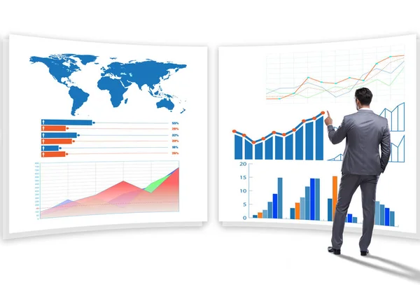 Empresário em visualização de negócios e conceito de infográficos — Fotografia de Stock