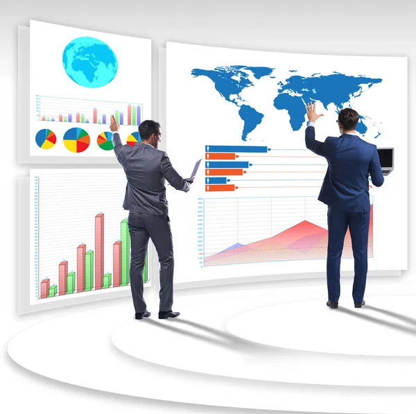 Empresário em visualização de negócios e conceito de infográficos — Fotografia de Stock