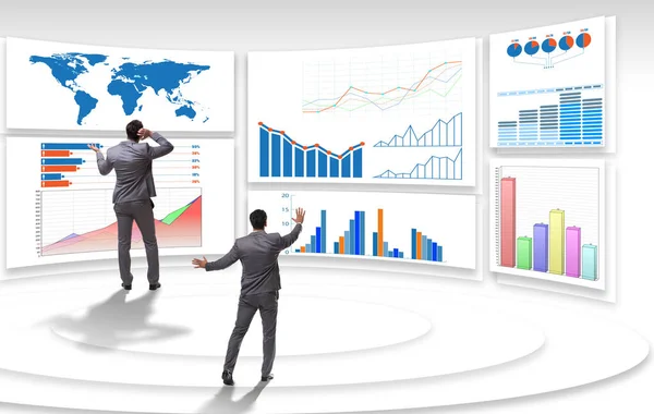 Biznesmen w wizualizacji biznesu i koncepcji infografiki — Zdjęcie stockowe